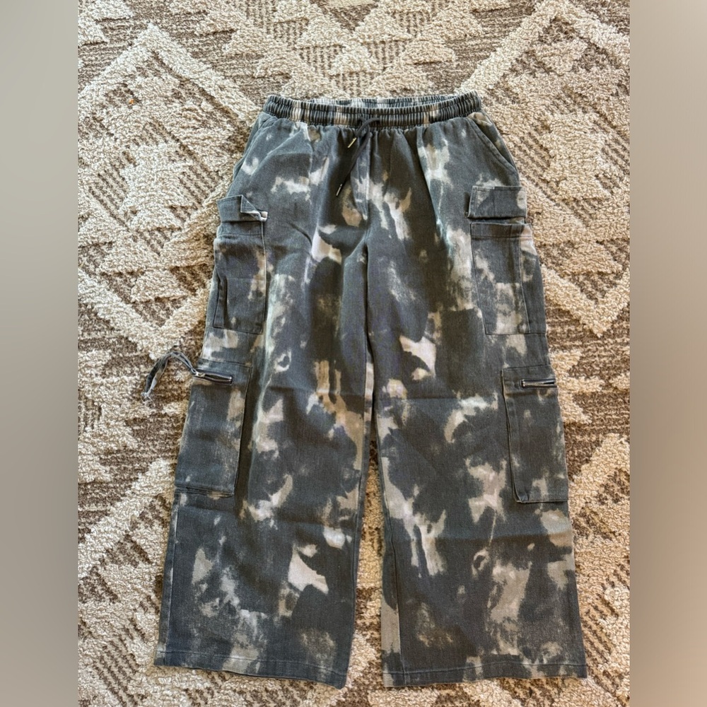 Green cargo jeans with elastic waist band